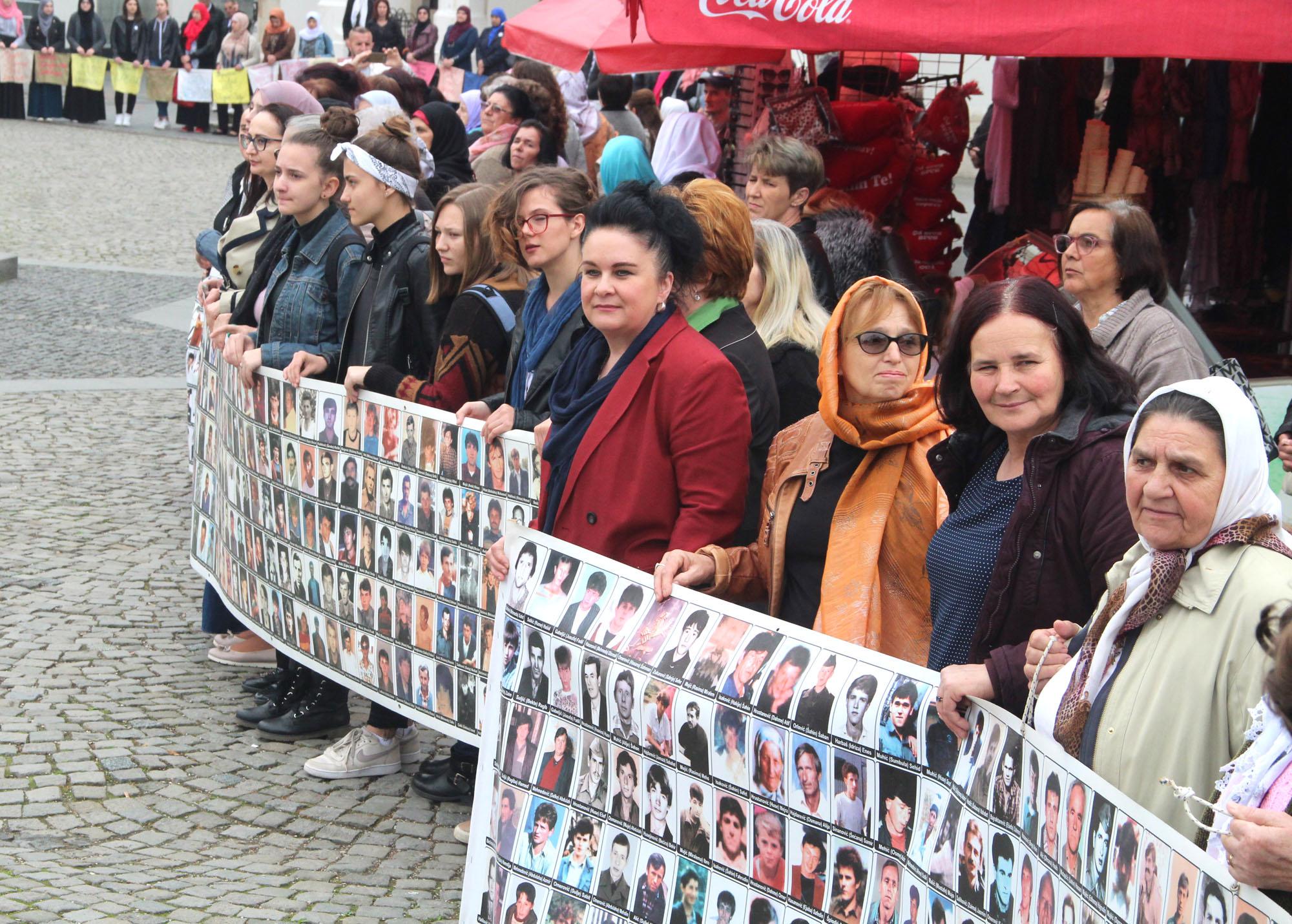 Mimohod majki Srebrenice  u Tuzli - Avaz