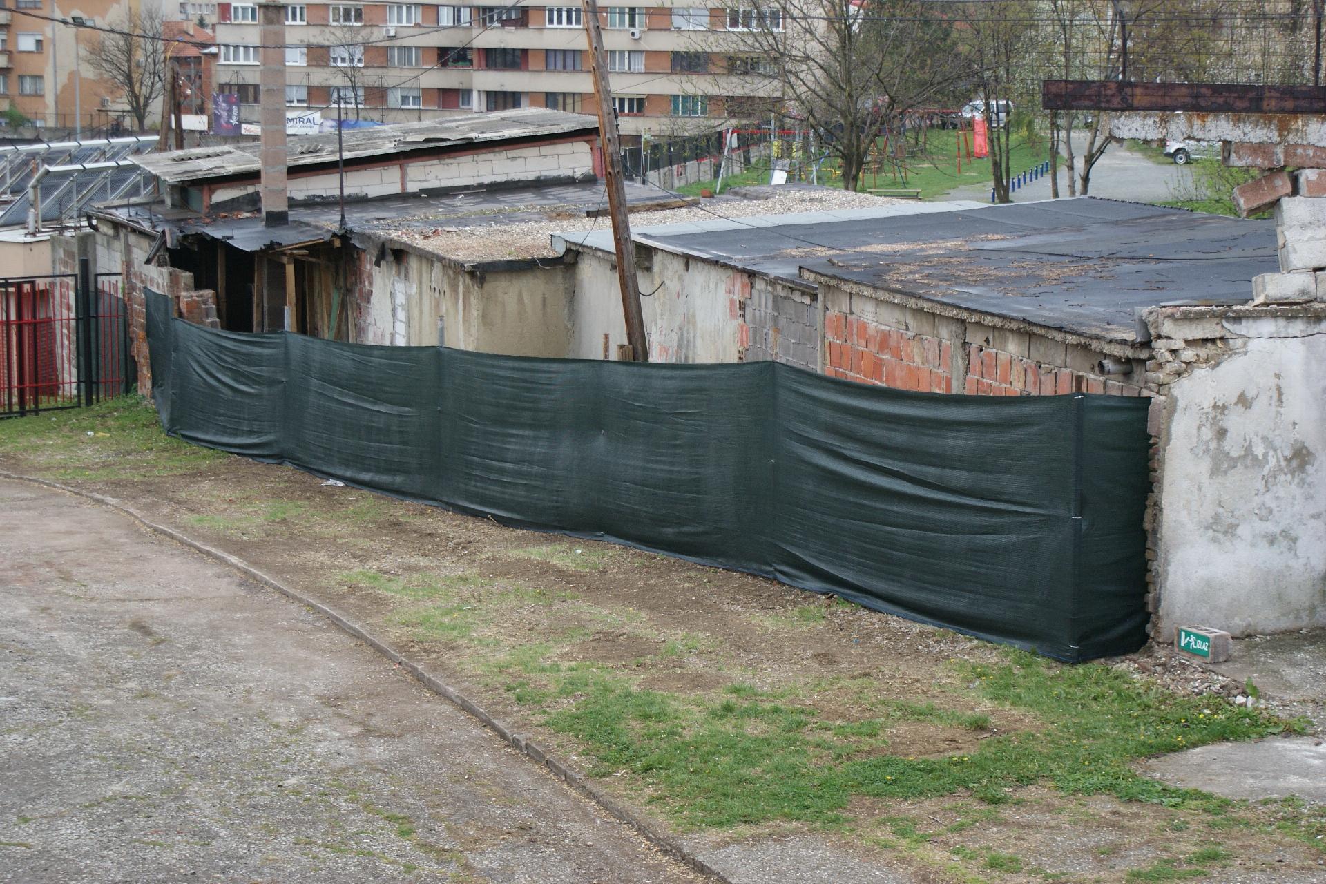 Sad je postavljena cerada na mjestu zida - Avaz