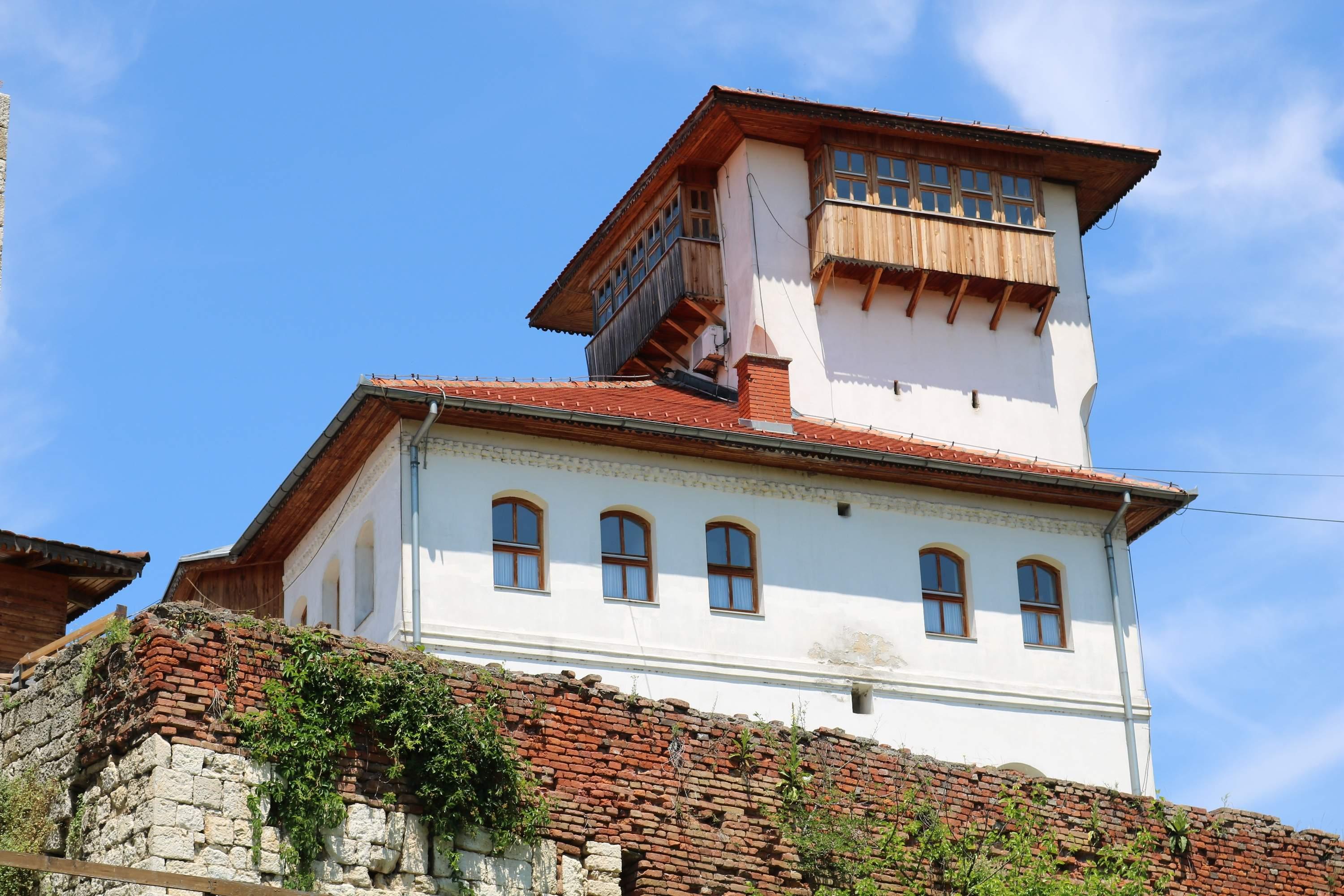 U najvišem dijelu nalazi se kula „Zmaja od Bosne“ - Avaz