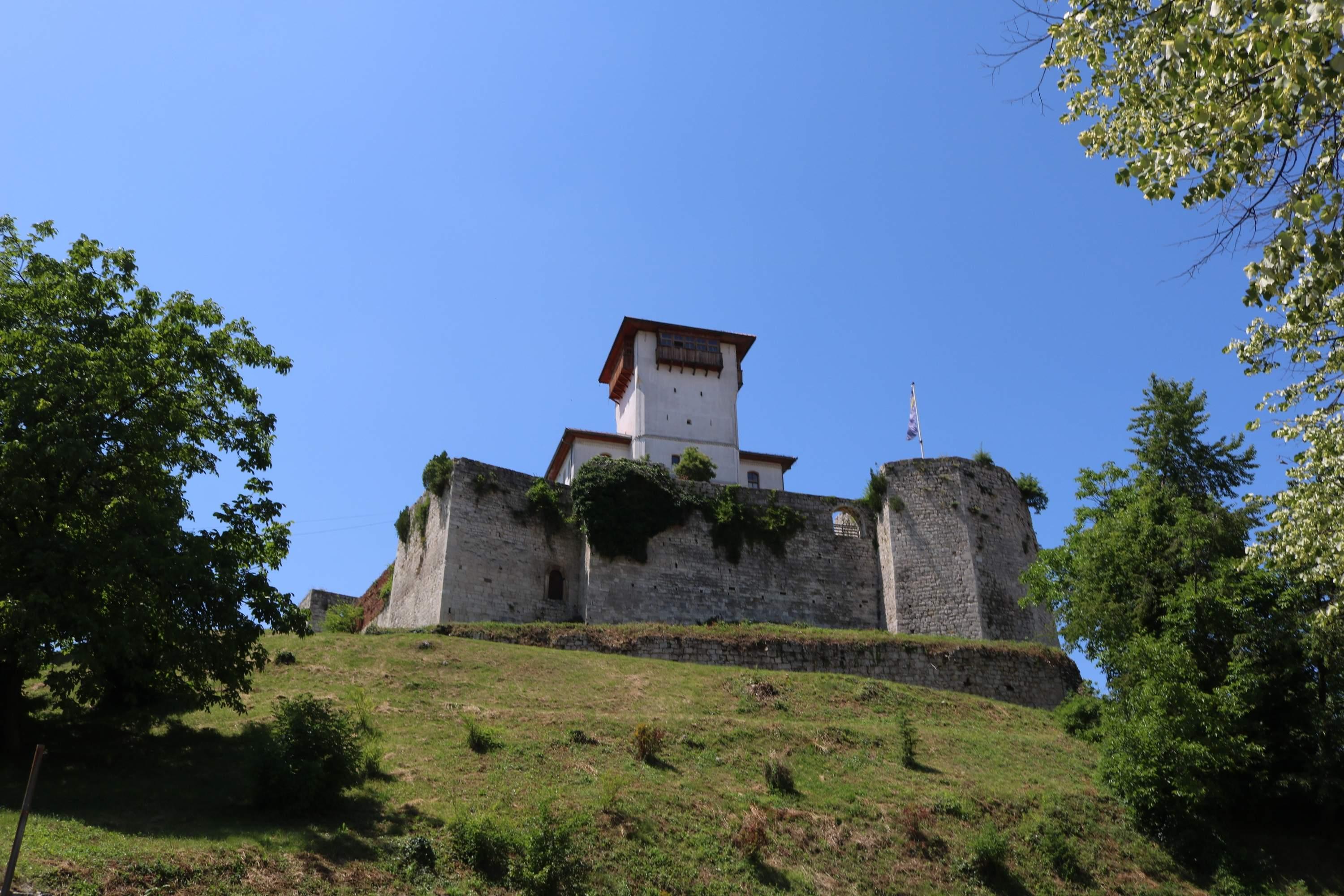 Stari grad opasan je visokim bedemom - Avaz