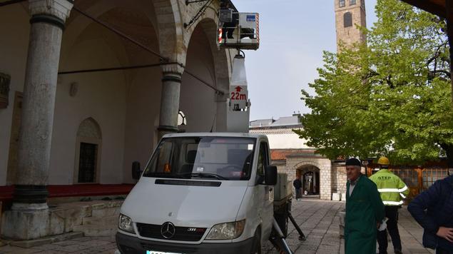 Radovi ispred ulaza u džamiju - Avaz