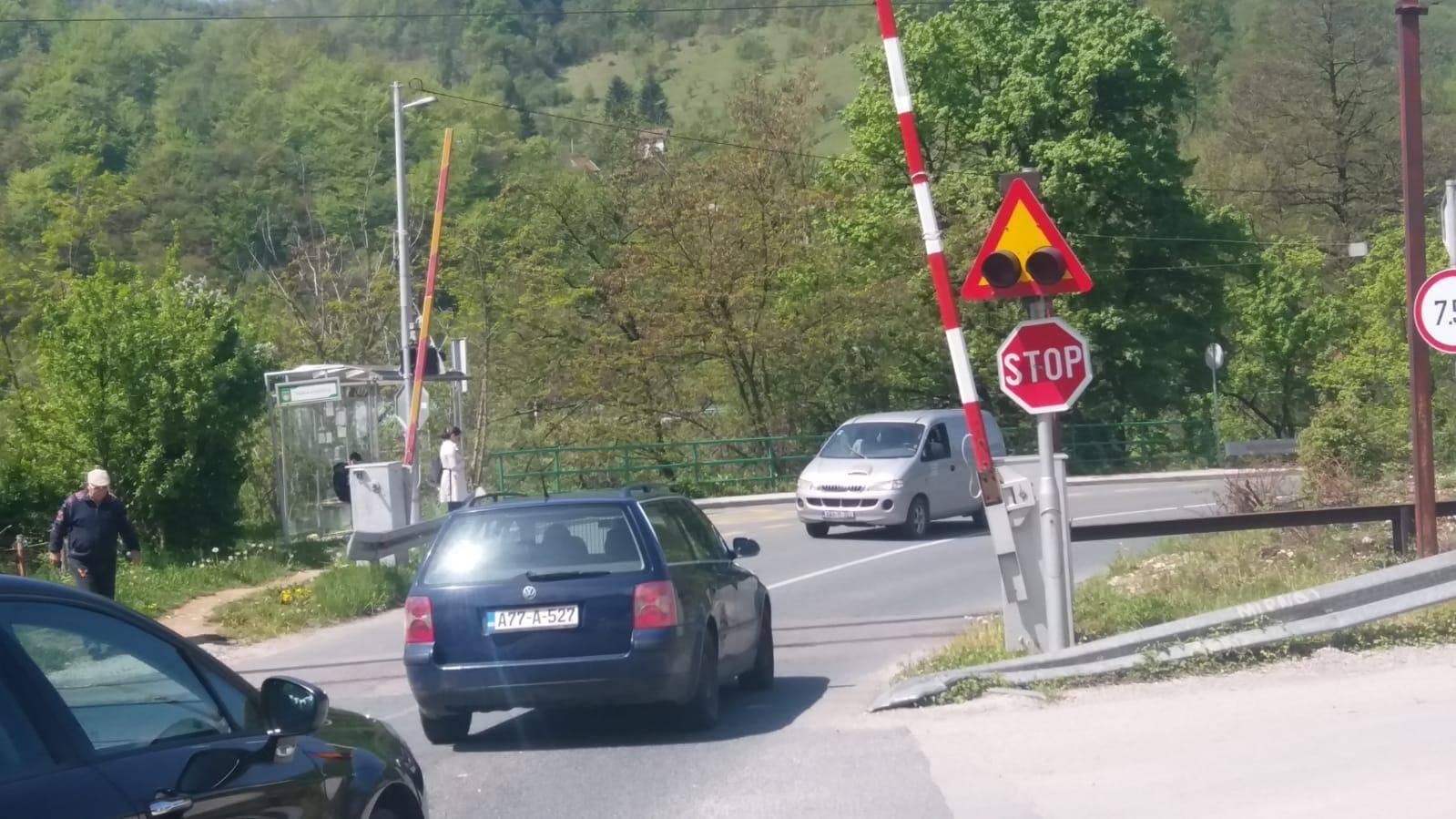 Pružni prijelazi predstavljaju veliki problem za pješake i vozače - Avaz