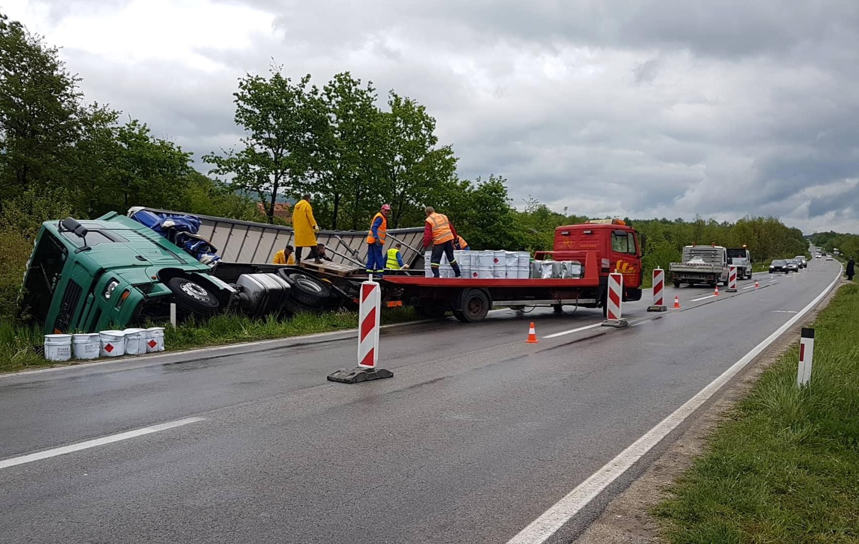 U Prijedoru šleper sletio s ceste