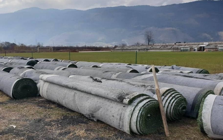 Na Ilidži se na velikom terenu postavlja umjetna trava