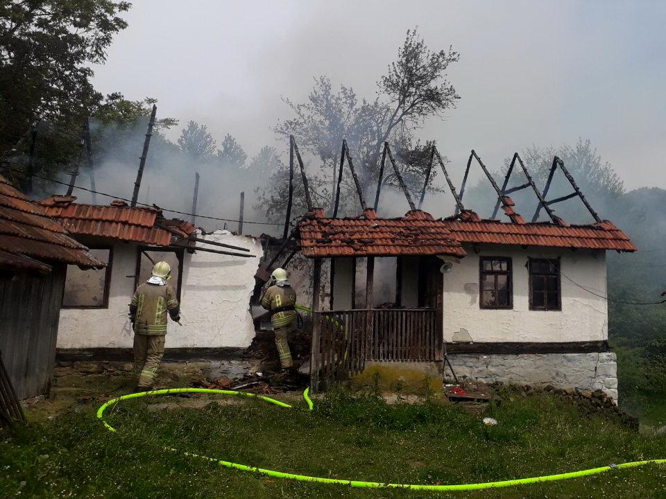 U Malom Palančištu izgorjela stara kuća