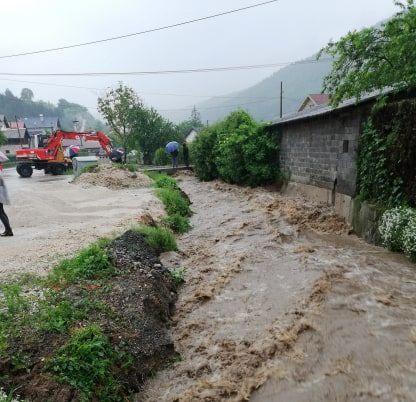 Alarmantno stanje: Poplave u Žepču, velike probleme stvaraju nabujali potoci