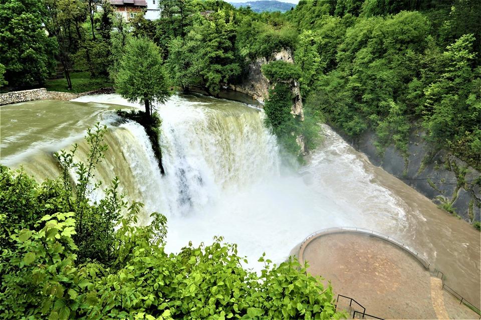 Velike količine vode na vodopadu u Jajcu