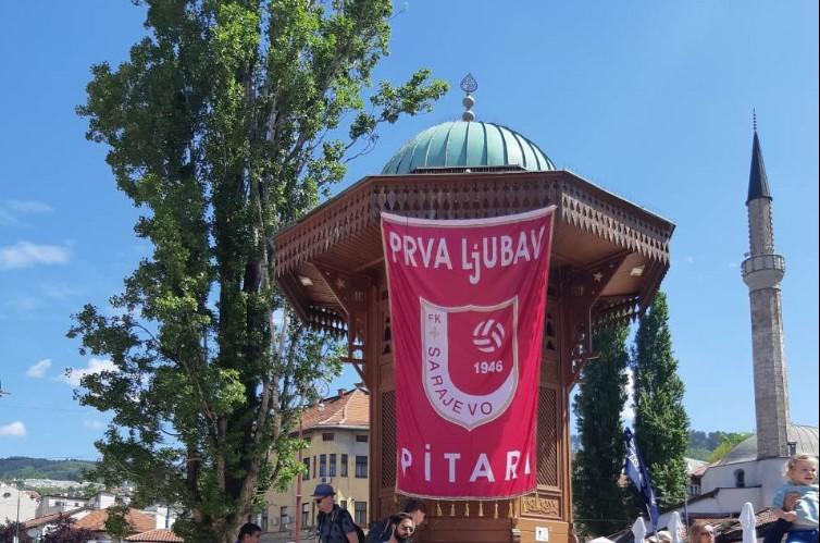 Euforični navijači Sarajeva obojili grad u bordo: Zastava se vihori na Sebilju