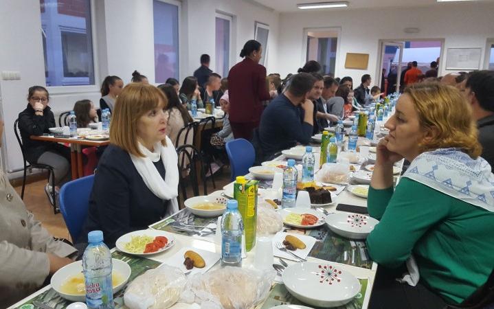 Mahmutbegović na iftaru u Potočarima s majkama Srebrenice i povratnicima