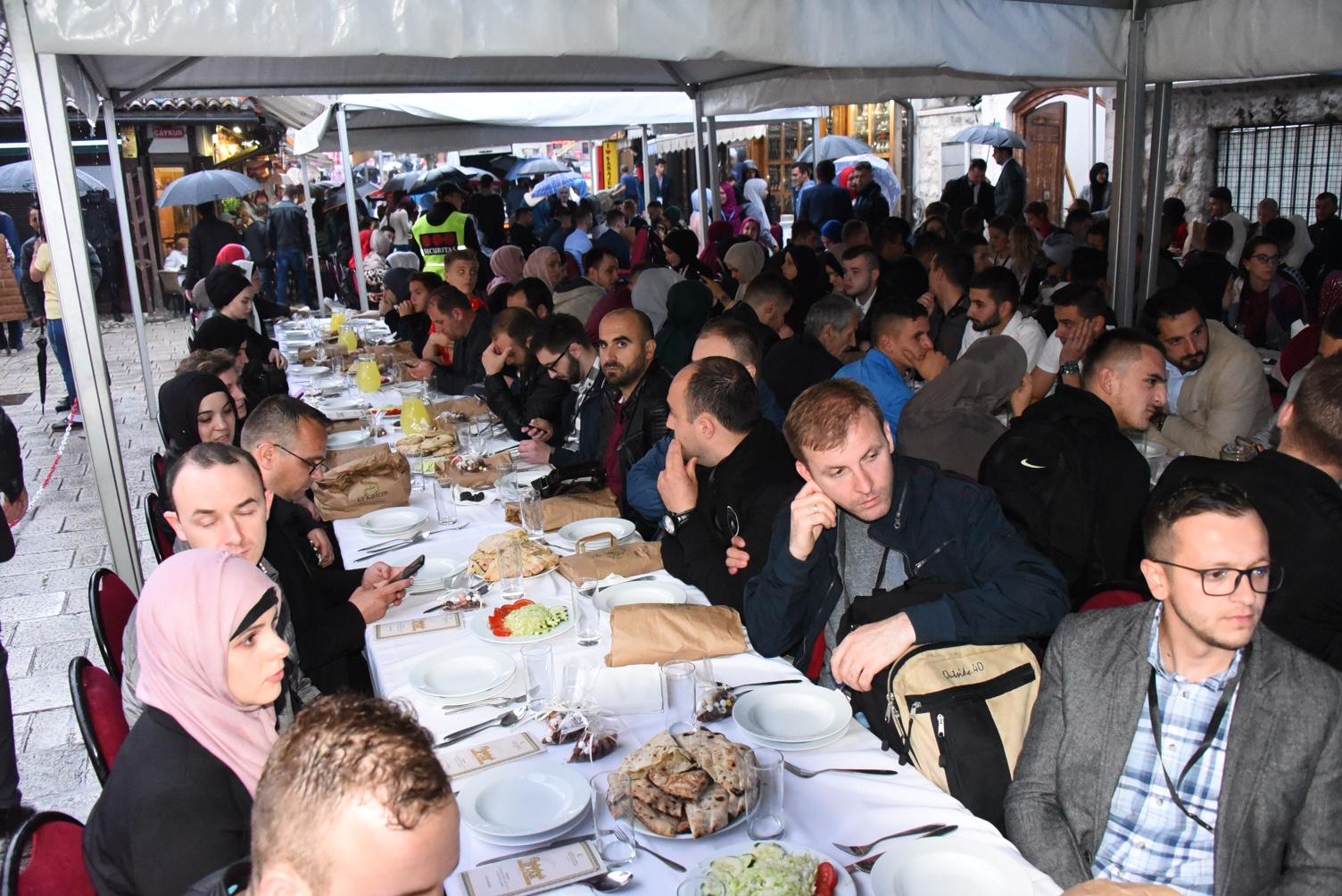 Više od 300 omladinaca se okupilo na iftaru sa reisu-l-ulemom Huseinom ef. Kavazovićem