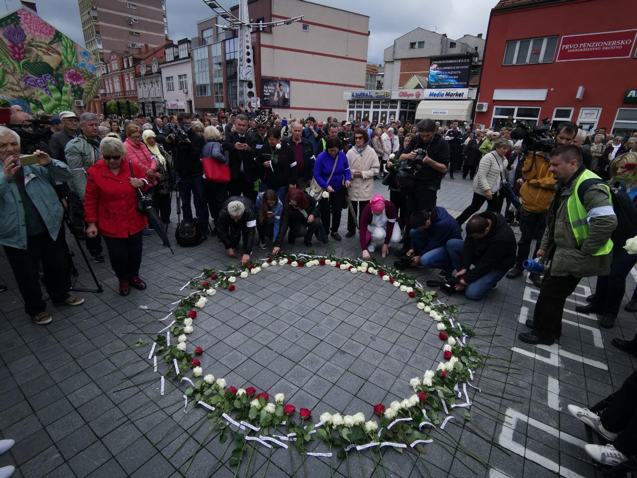 U Prijedoru veliki broj građana na protestnoj šetnji s roditeljima ubijene djece