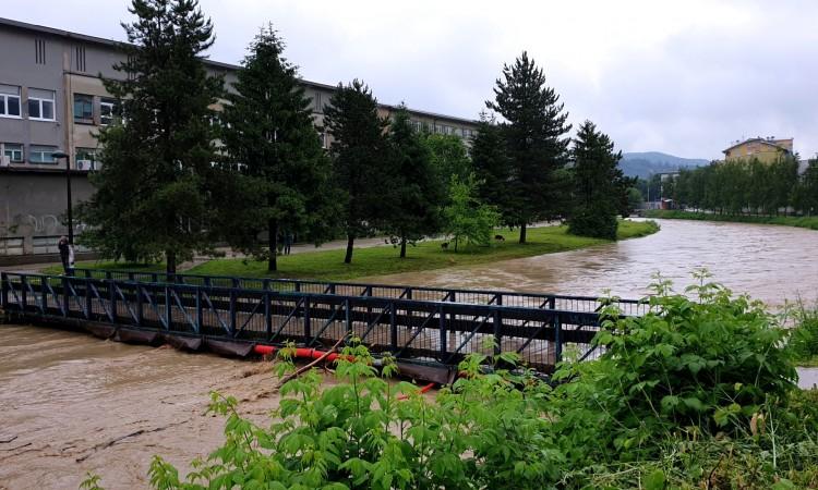 Oštećen most između Filozofskog fakulteta i zgrade Gradske uprave