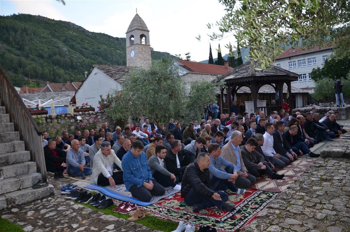 Bajram - namaz u Stocu - Avaz