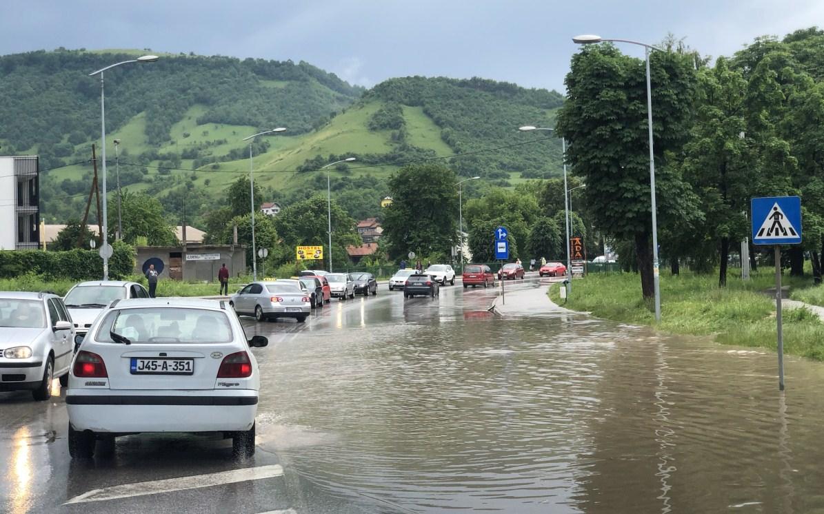 Poplavljen Bulevar u Zenici, ogromni problemi u saobraćaju