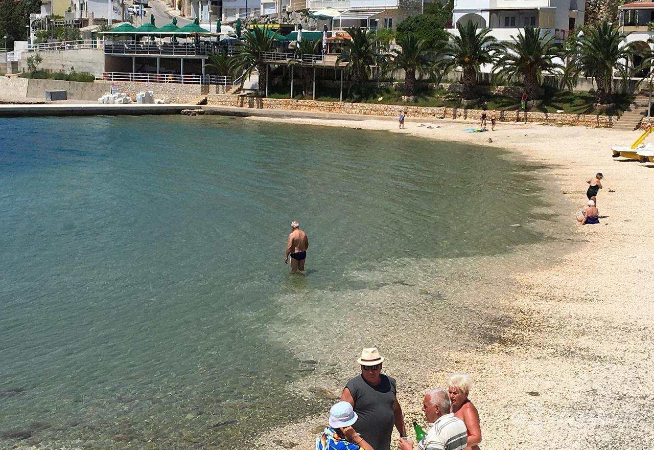 Prvi kupači u Neumu: Češki turisti osvježenje potražili u moru