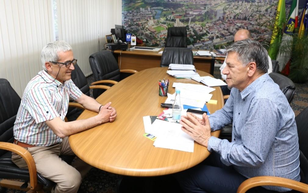 Isplati li se danas biti pošten: Kasumović Šahinovića nagradio sa 1.000 KM i još jednim poklonom