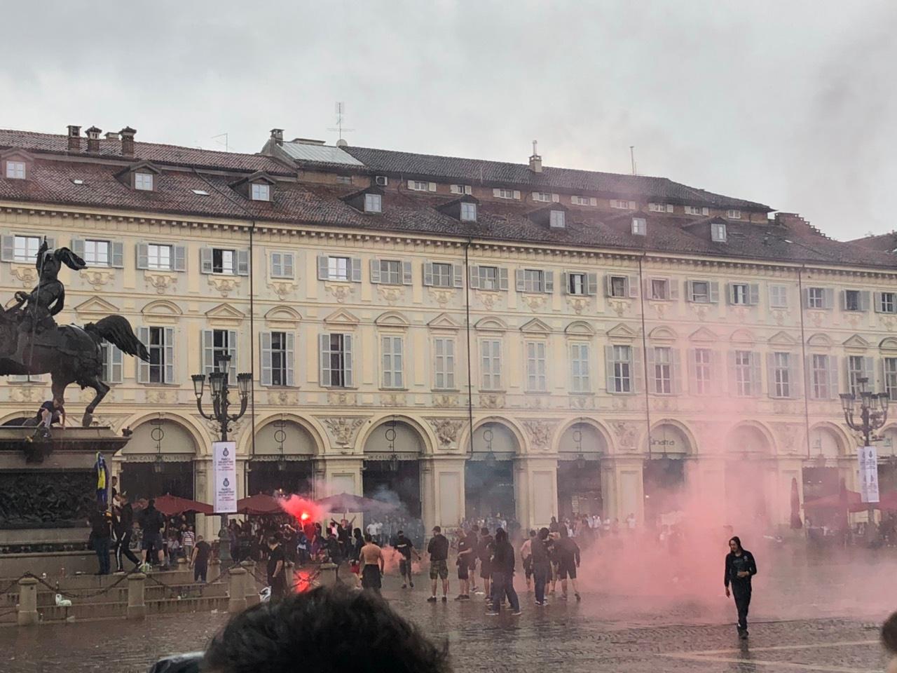 Miris ljiljana u Torinu: Bh. navijači okupirali glavni trg, "Zmajevi" će večeras imati veliku podršku