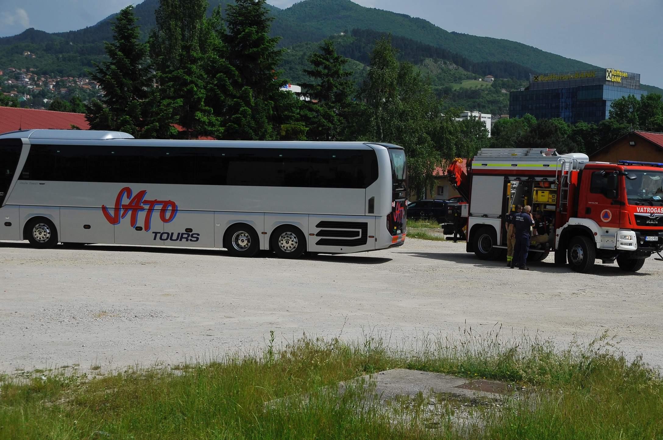 Autobus ispod kojeg se sakrio migrant - Avaz