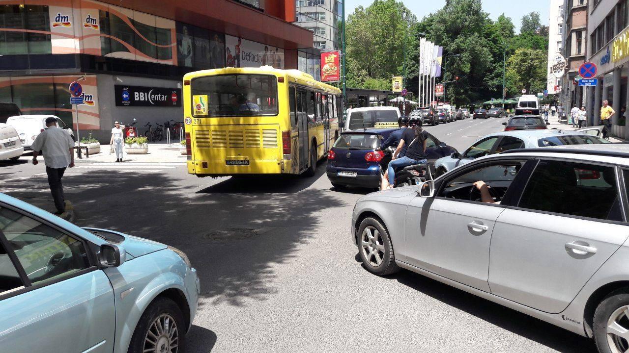 Velike gužve u saobraćaju: Sudarili se automobil i autobus u Radićevoj ulici