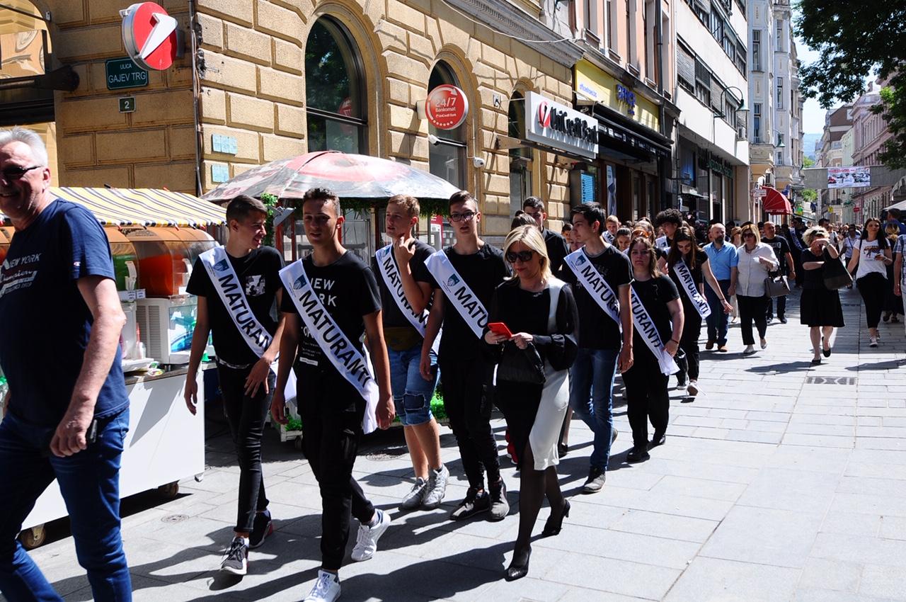 Tradicionalna manifestacija ispraćaja maturanata osnovnih škola - Avaz