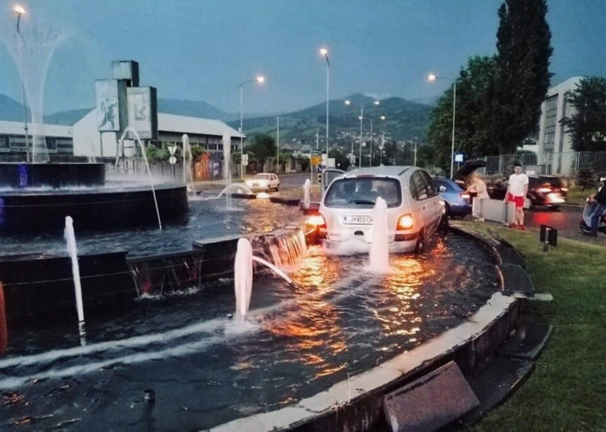 Automobil završio u fontani, povrijeđen vozač