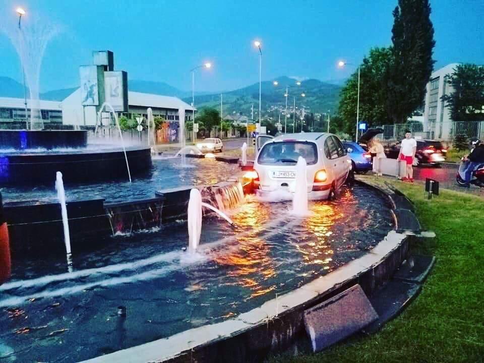 U nesreći lakše povrijeđen nesavjesni vozač - Avaz