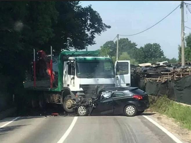 Jedna osoba poginula u sudaru dva automobila i kamiona u mjestu Husino