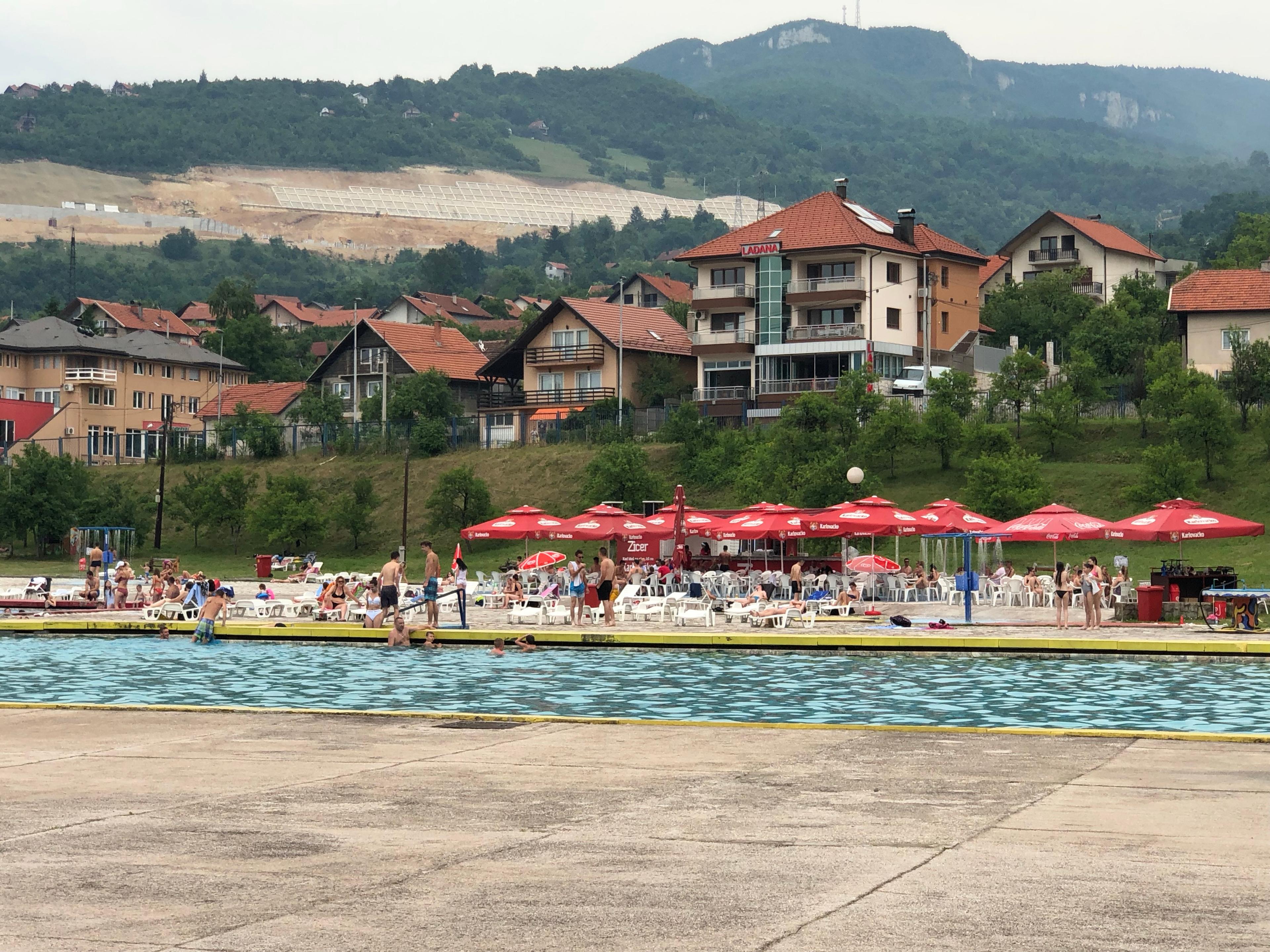 Posjetioci uživaju kupajući se u bazenima - Avaz