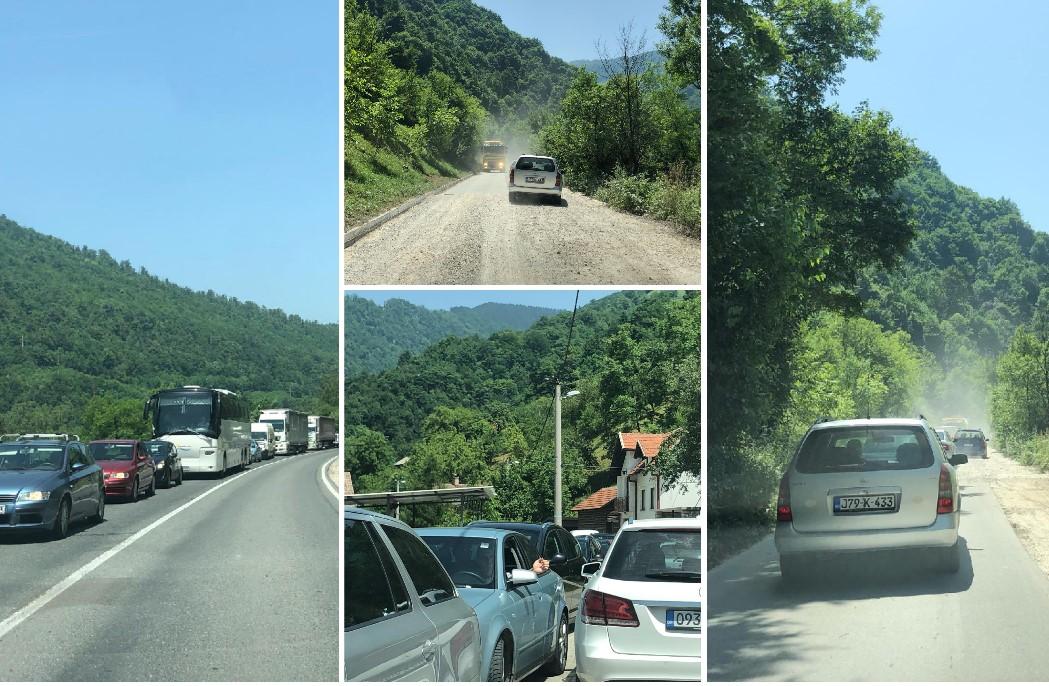 {PO NESNOSNIM VRUĆINAMA} / Kolone na M-17, haos na obilaznici, probijeni rokovi, automobili u defektu...