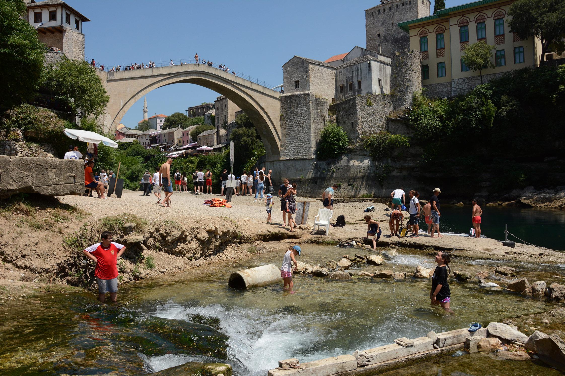 Ovako su se danas turisti osvježavali u Mostaru: Naš fotoreporter zabilježio je zanimljive trenutke