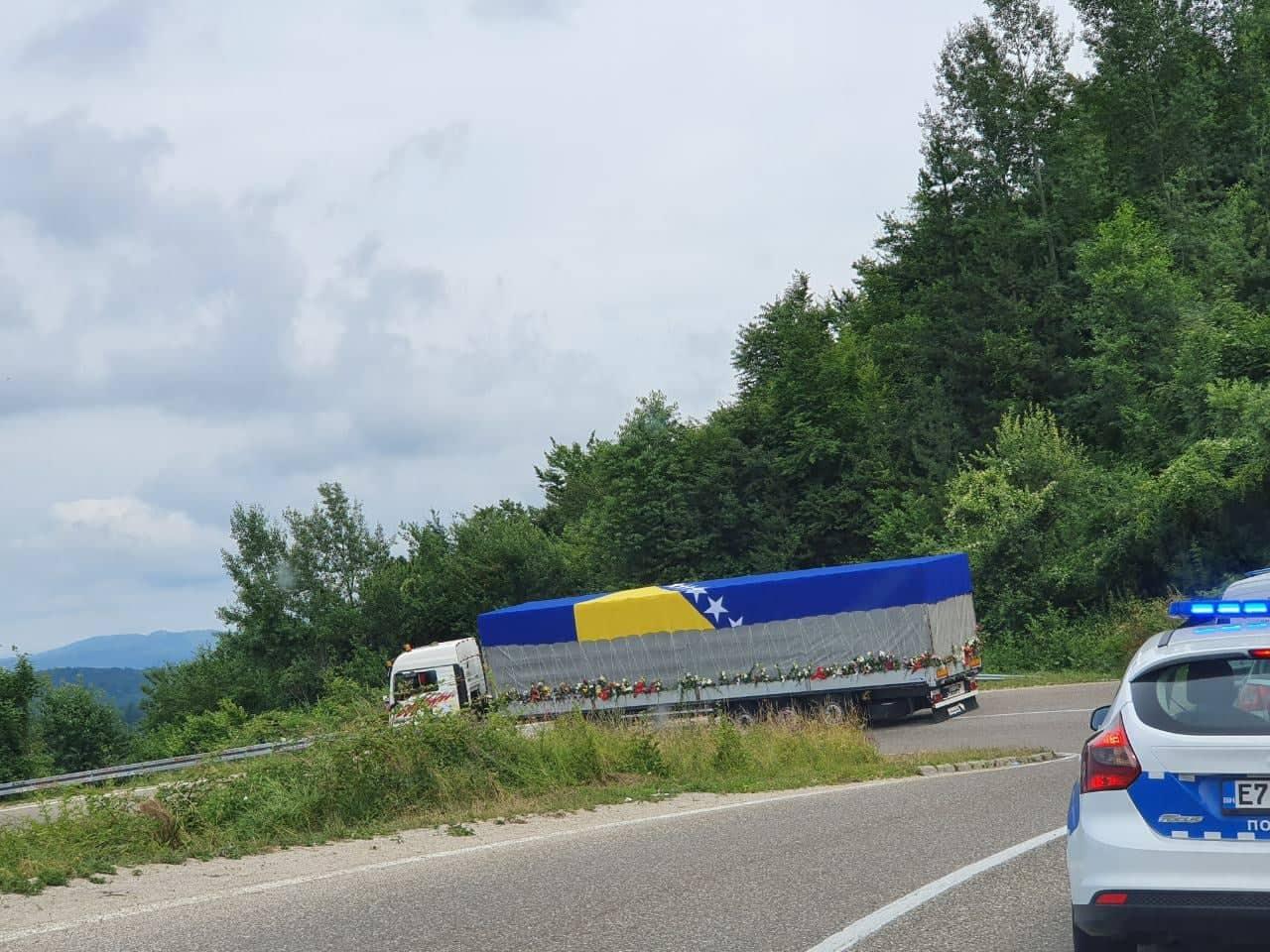 Tužna povorka na putu ka Potočarima - Avaz