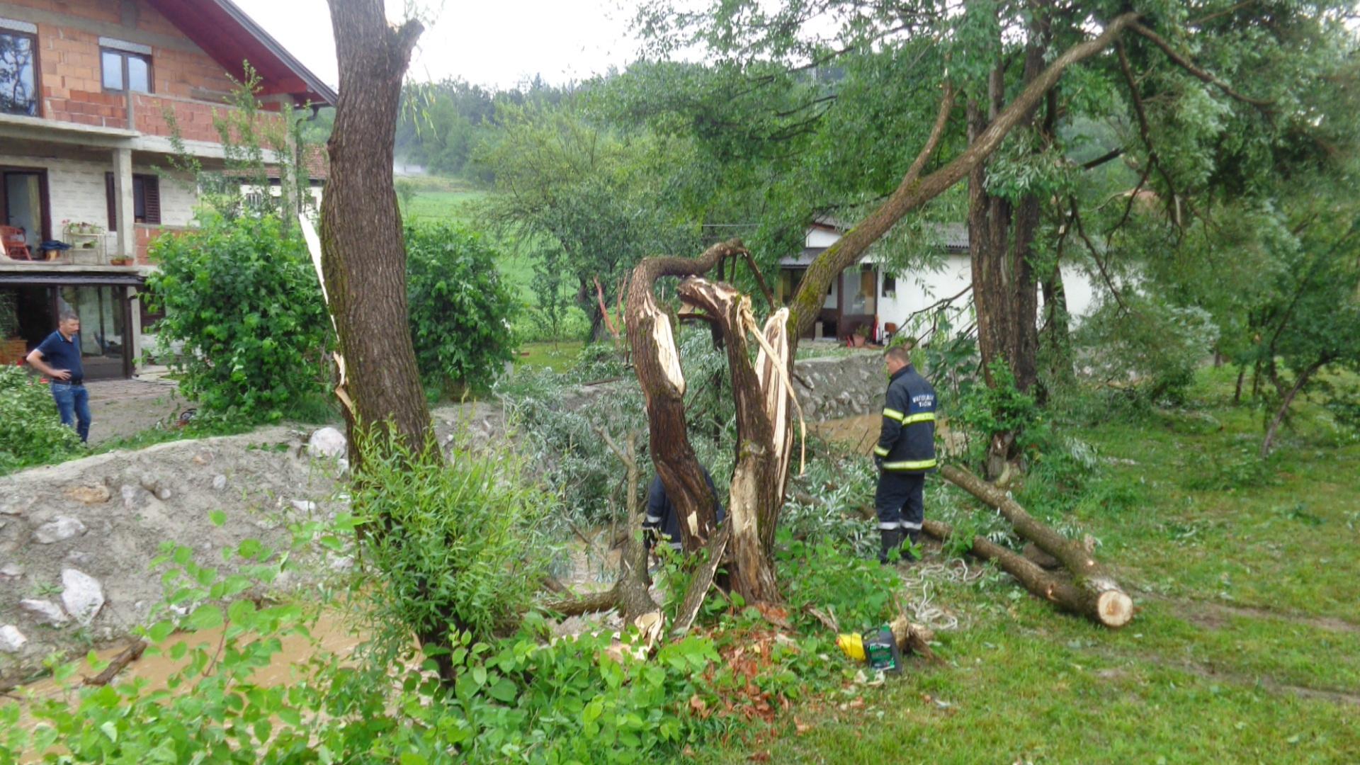 Nevrijeme u Tarčinu: Vjetar čupao stabla, letjeli krovovi, padali dimnjaci...