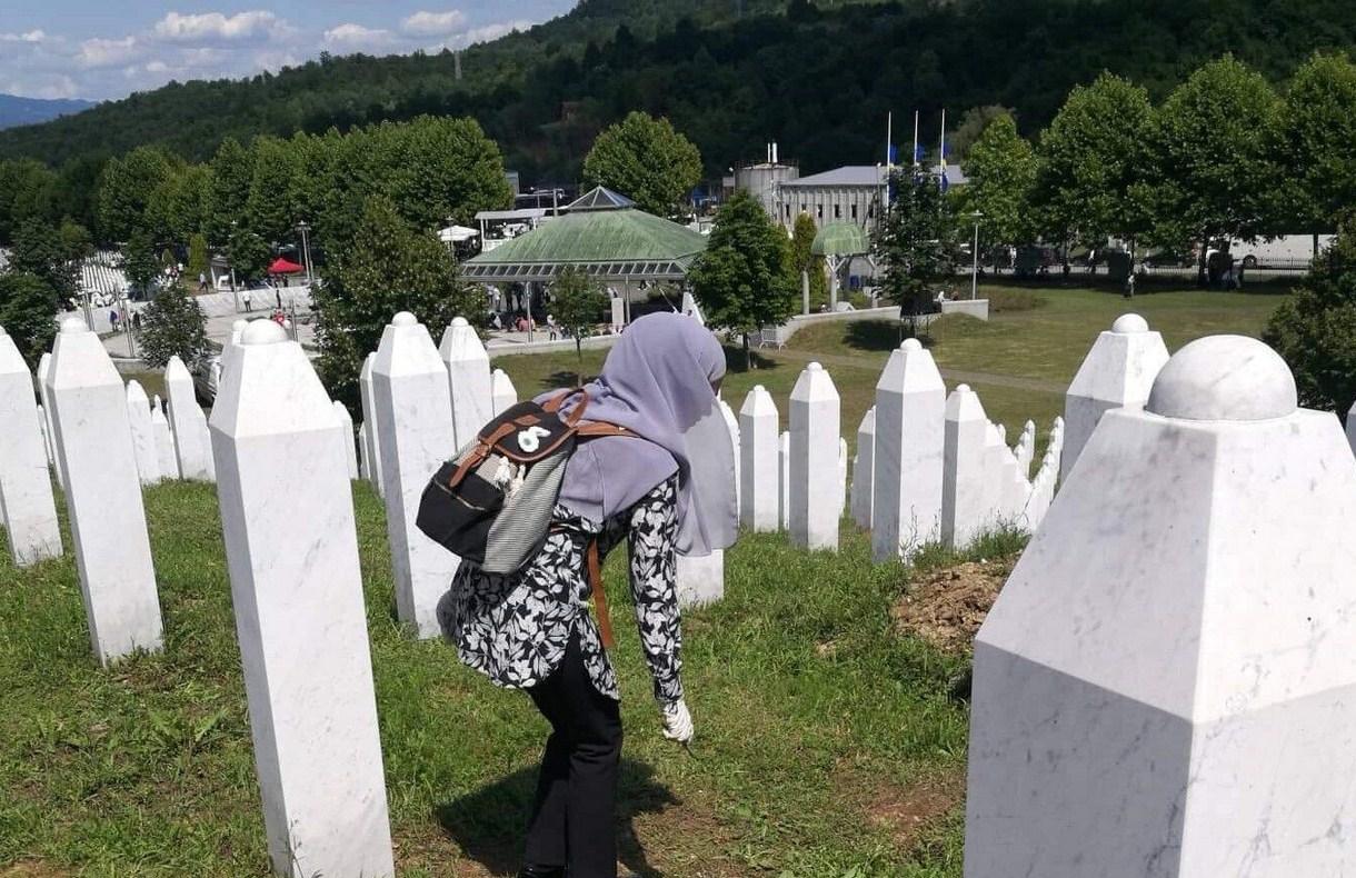 Sarajevski studenti u akciji čišćenja Memorijalnog centra u Potočarima