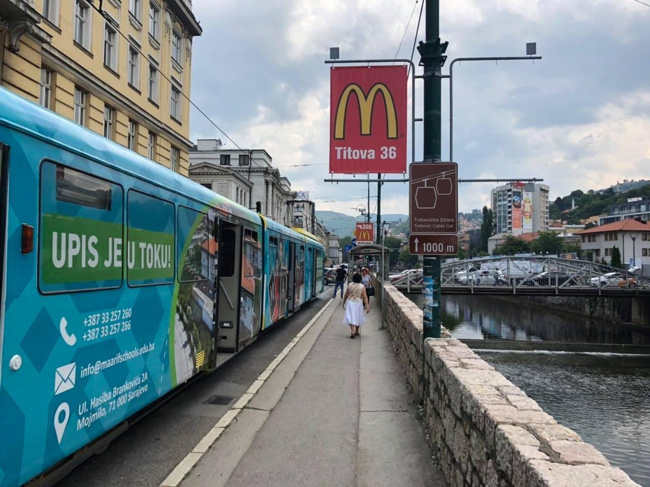 Haos u gradu: U sudaru autobusa i dostavnog vozila povrijeđen muškarac