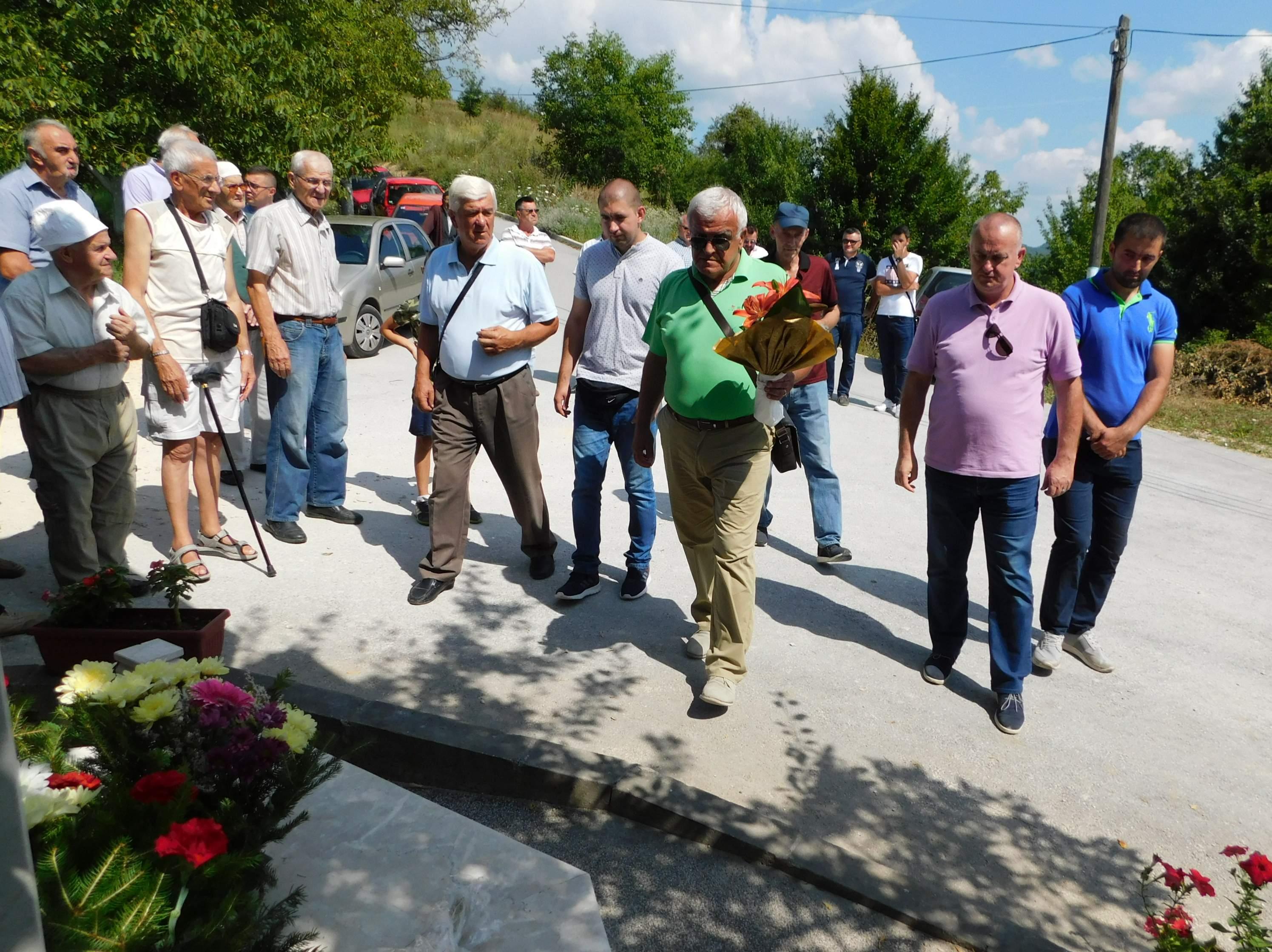 Polaganje cvijeća na spomen-obilježje u Ugorskom - Avaz