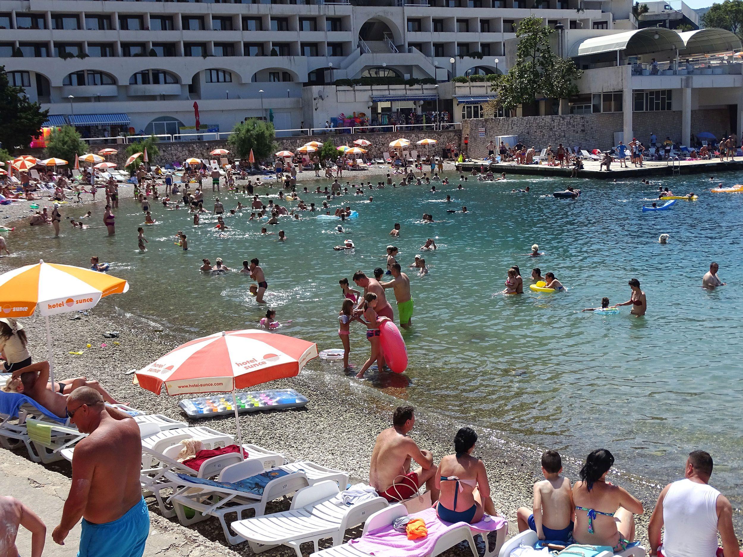 S jedne od neumskih plaža: Jedni plaćaju, drugi neće - Avaz