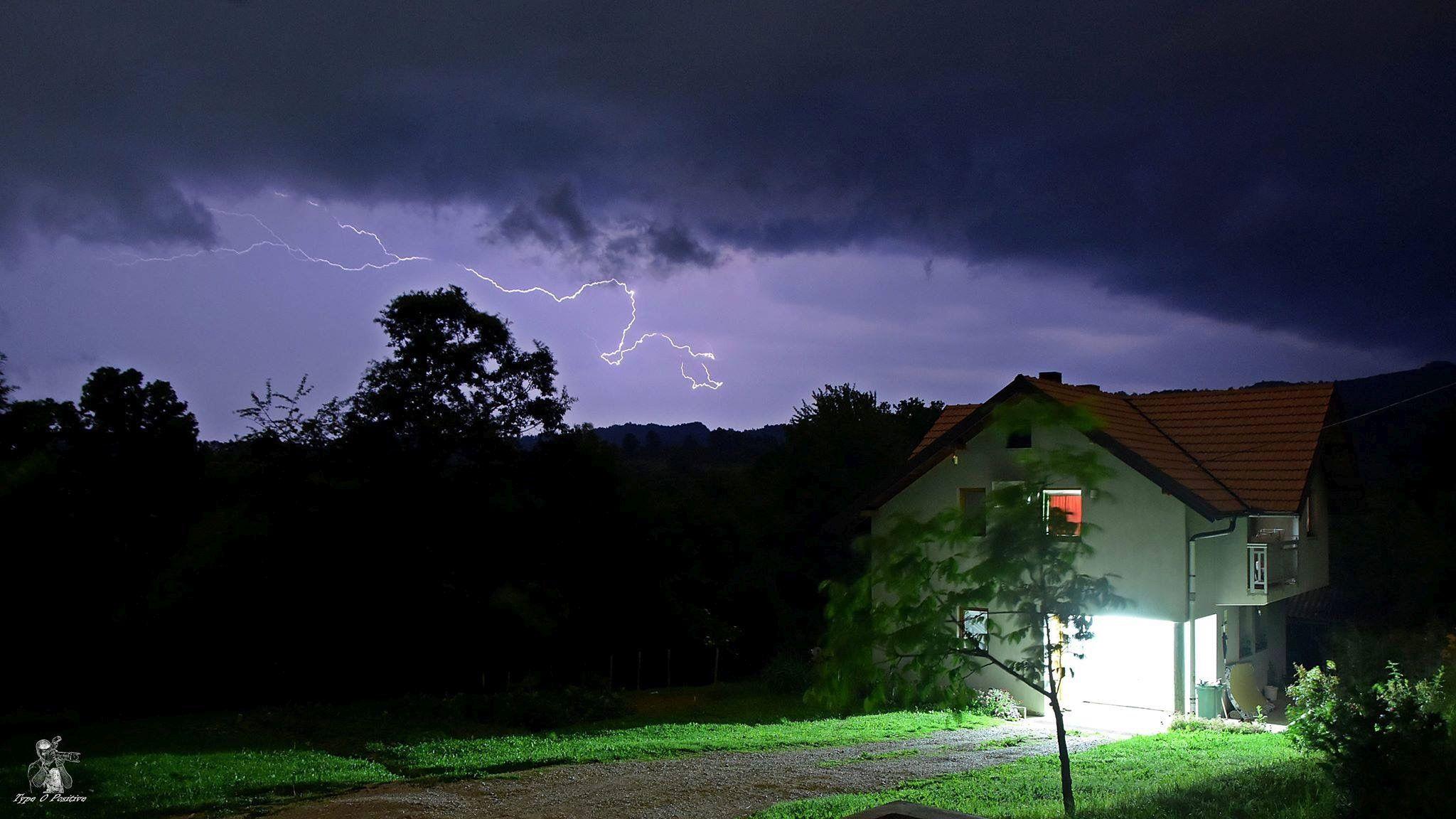 Stariji muškarac preminuo usljed udara munje: Mještani i ljekari nakratko ga oživjeli