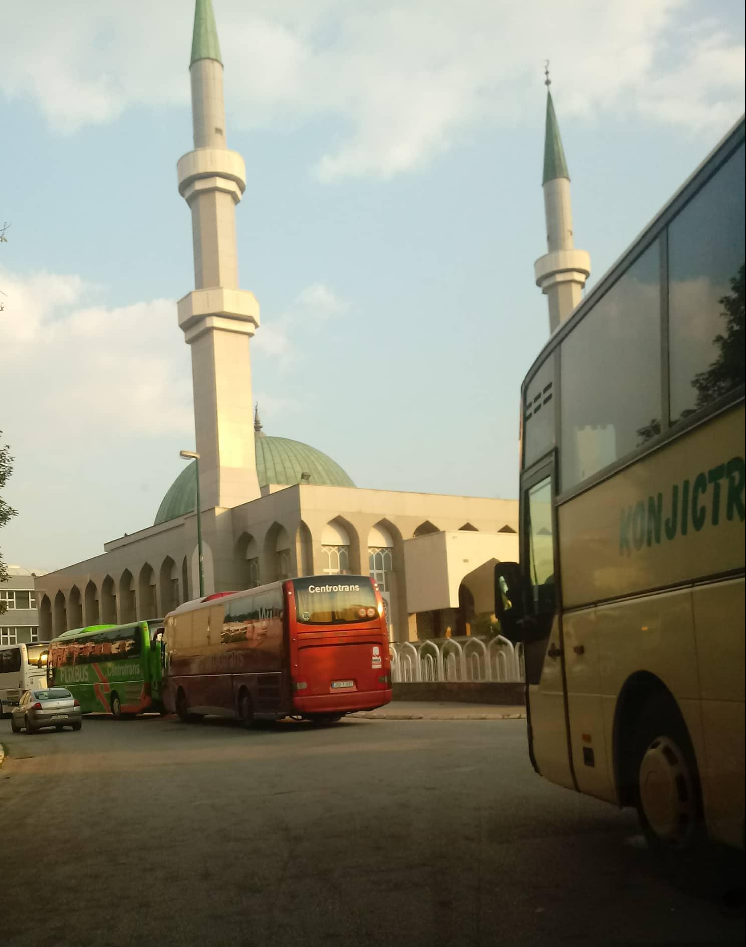 Autobusi ispred džamije - Avaz