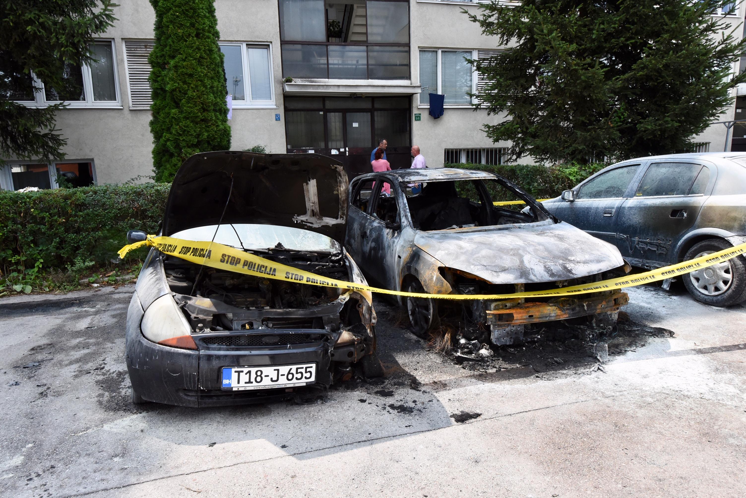 Izgorjela dva automobila na Čengić-Vili