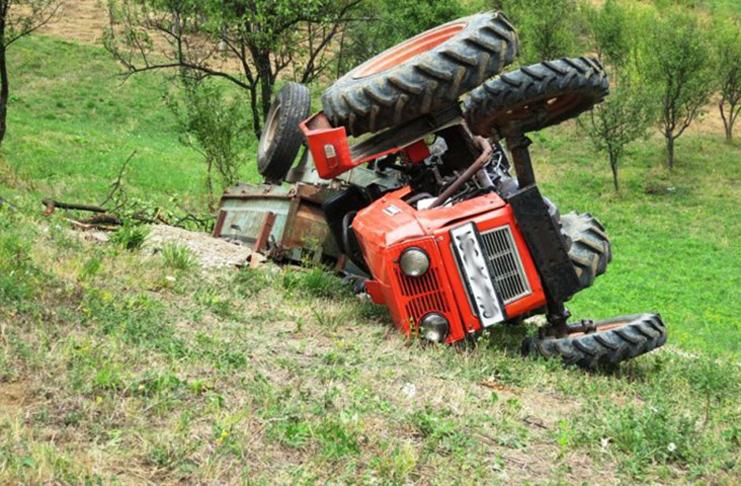 U prevrtanju traktora poginula jedna osoba, druga povrijeđena