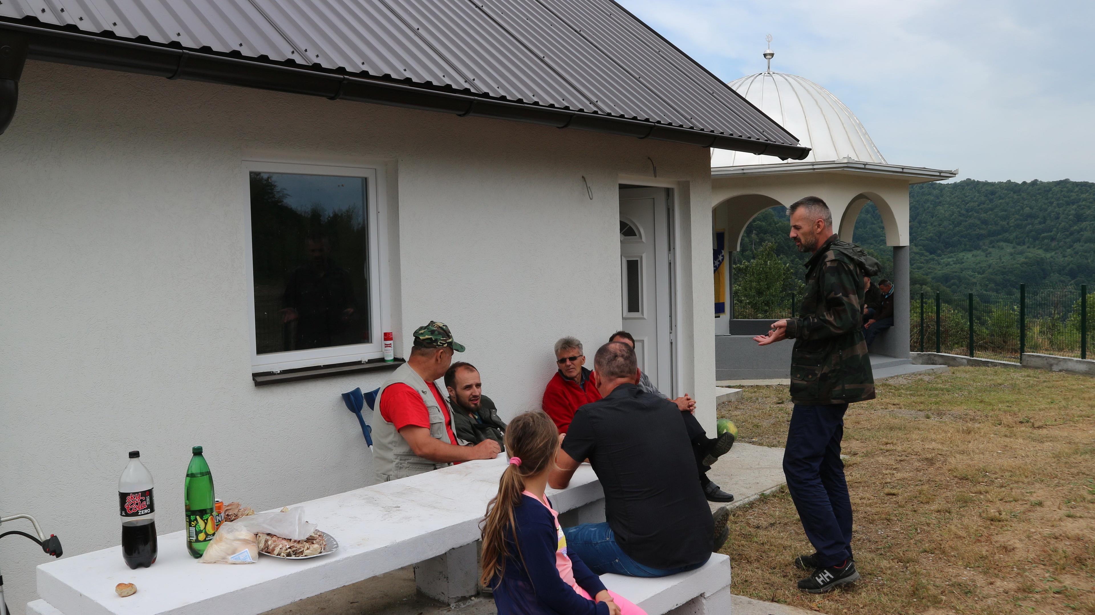 Grupa mještana ispred kućice za svakoga - Avaz