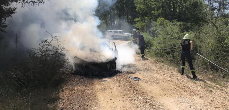 Požar u Ulcinju: U izgorjelom Renaultu pronađeni pištolj i snajperski nišan