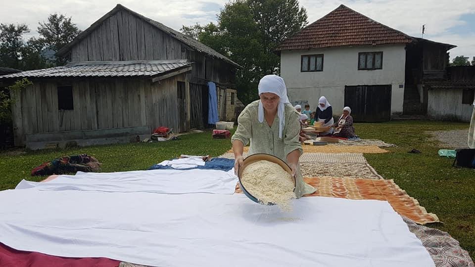 Krajiškinje ručno rastiru "trahanu" - Avaz