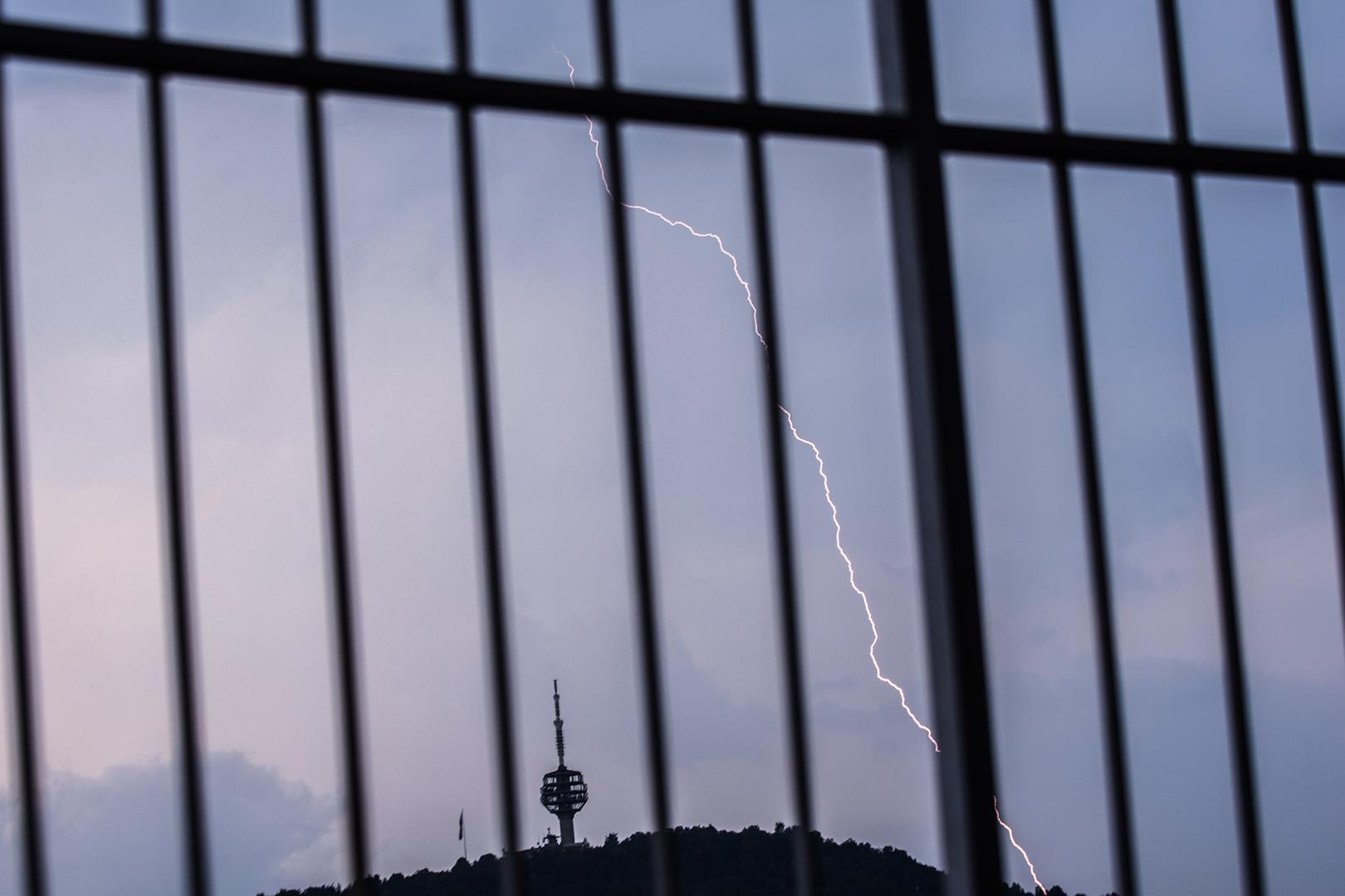 Zeničani i Sarajlije s oduševljenjem dočekali kišu, pogledajte munje iznad Huma