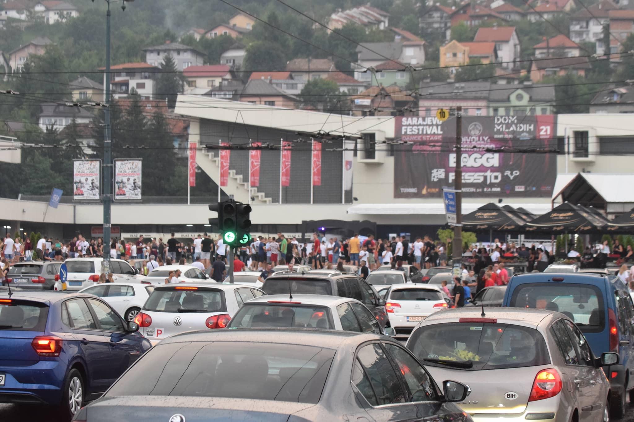 Rijeke ljudi se slijevaju u Skenderiju: Počinje spektakl "Born in Ghetto"