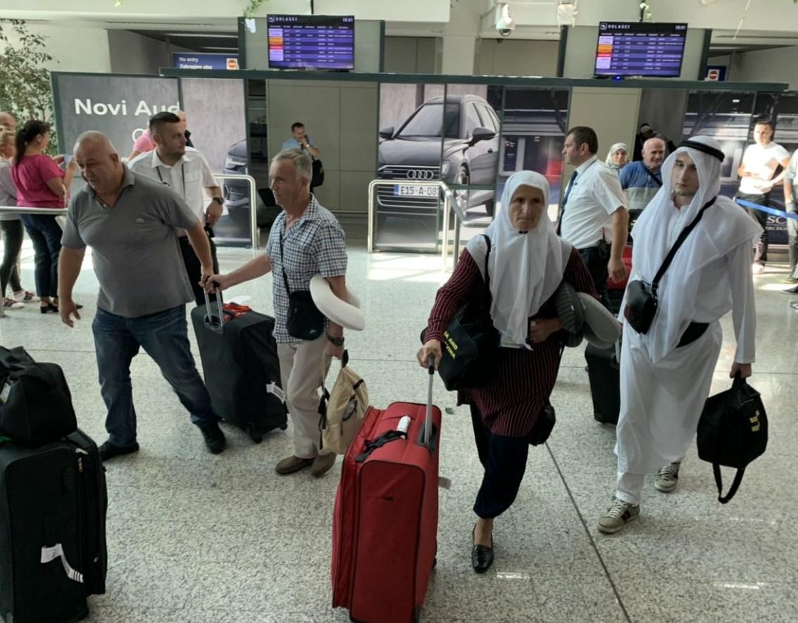 Hadžije sletjeli na aerodrom u Sarajevu - Avaz