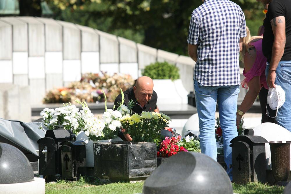 Najbliži na groblju Šabana Šaulića - Avaz