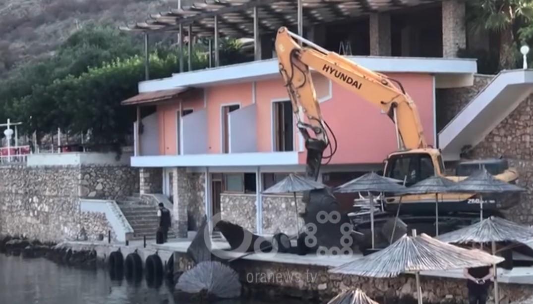 Pogledajte video: Bagerom srušili restoran Albanca koji je napao turiste