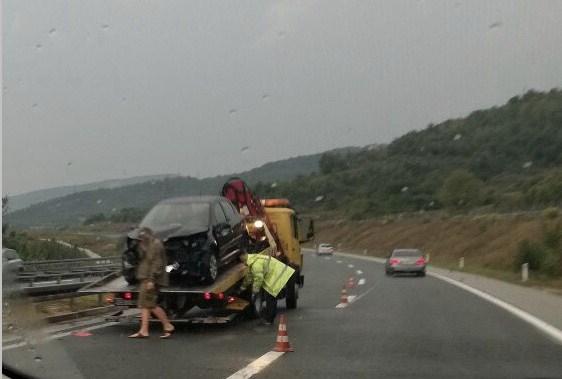 Udes na autoputu: Udario u zaštitnu ogradu