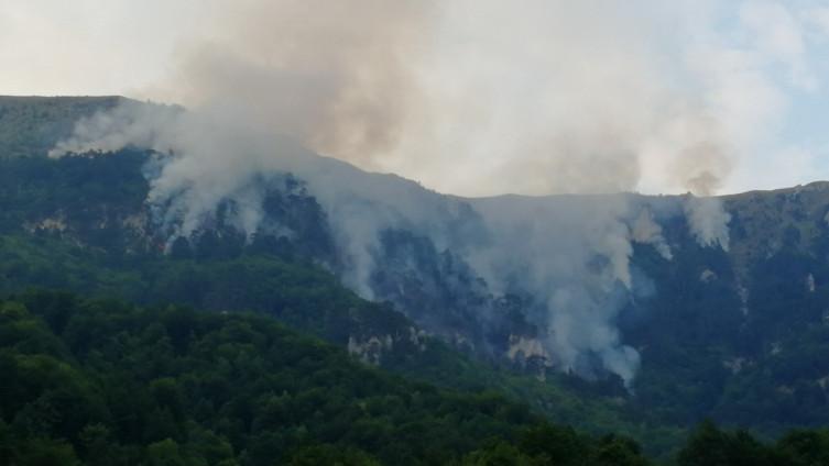 Požar na planini Visočici i dalje se širi: Na terenu helikopter OSBiH